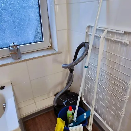 Nigella Direkt Am Hauptbahnhof Fuer 6 Personen Mit Kostenfreiem Parkplatz Voll Ausgestatteter Kueche Elite Standard Apartman *